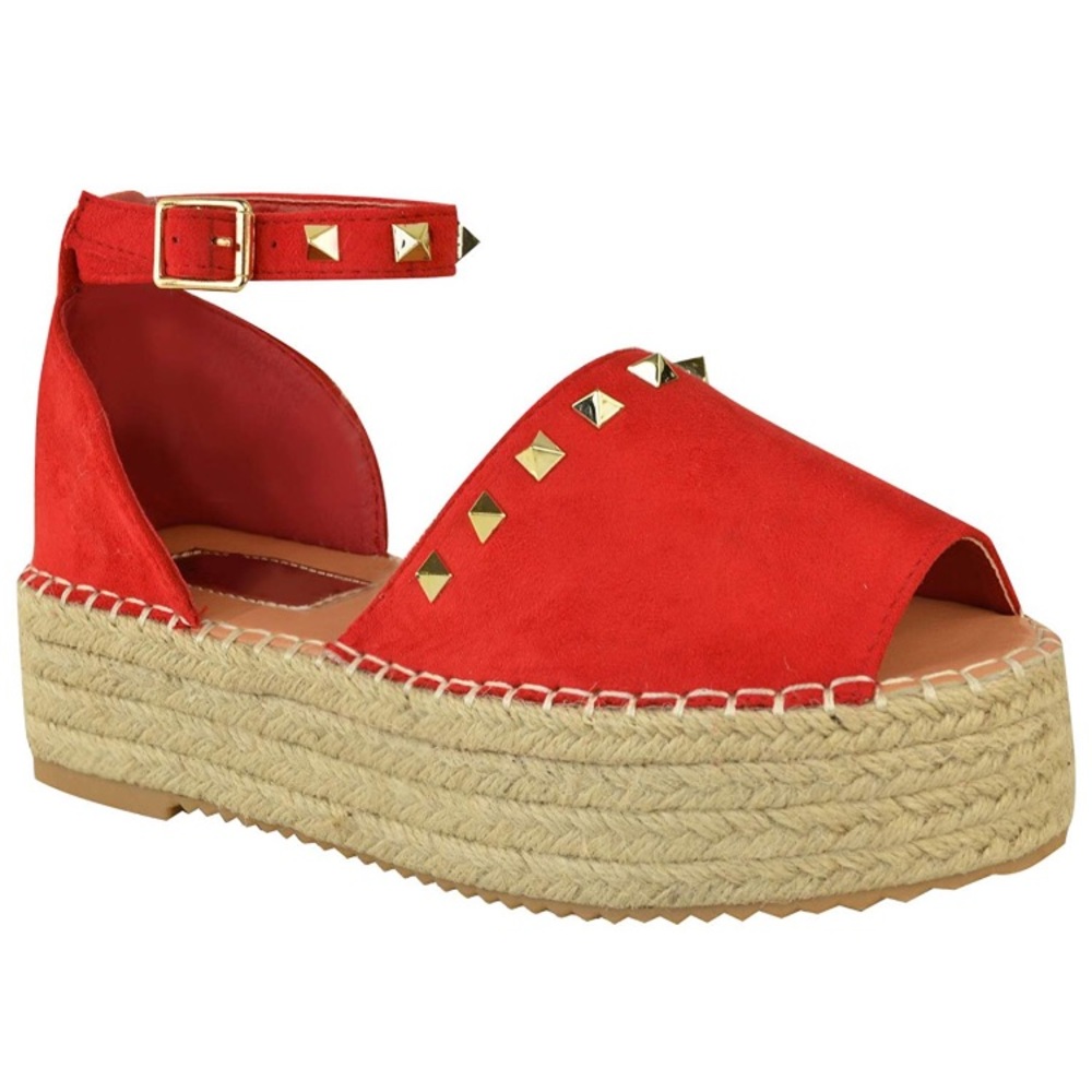 🛌 Beautiful platform sandals with studs details